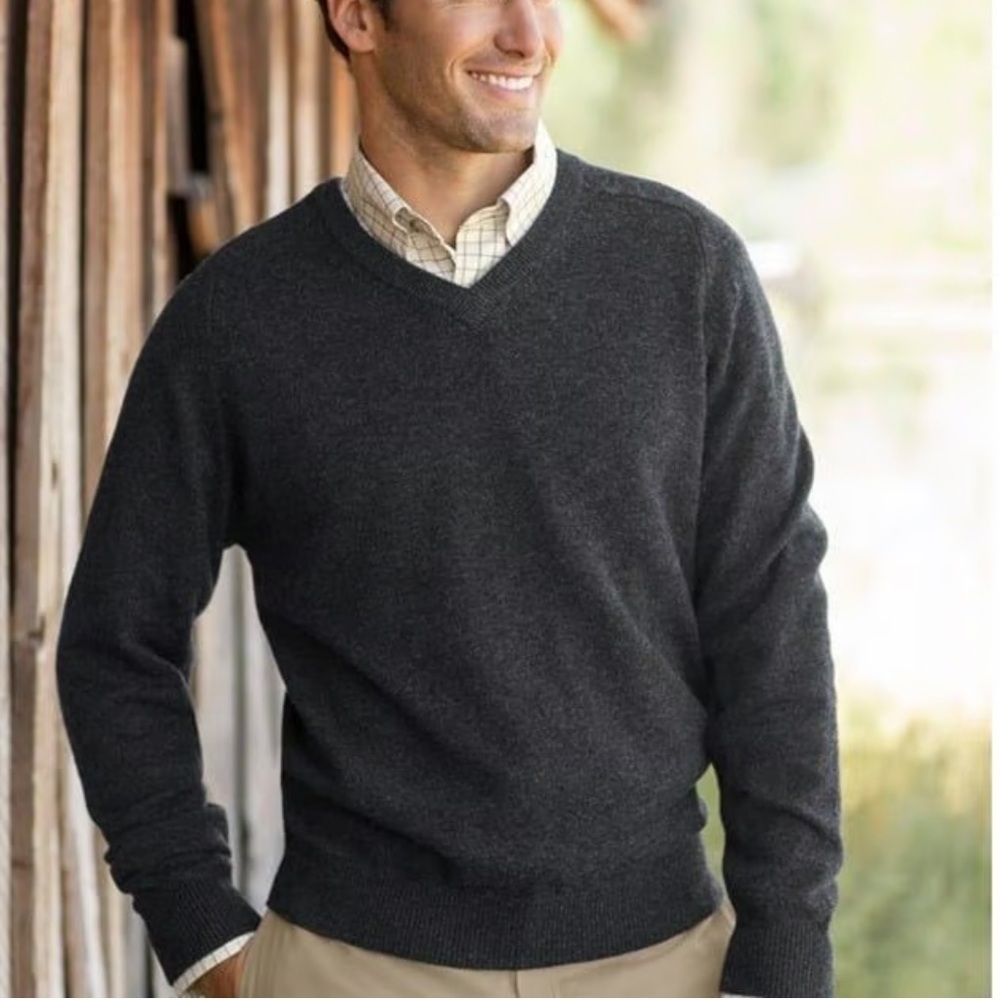 L.L. Bean Lambwool V Neck Sweater XL Gray
Closet Staple Preppy Heritage